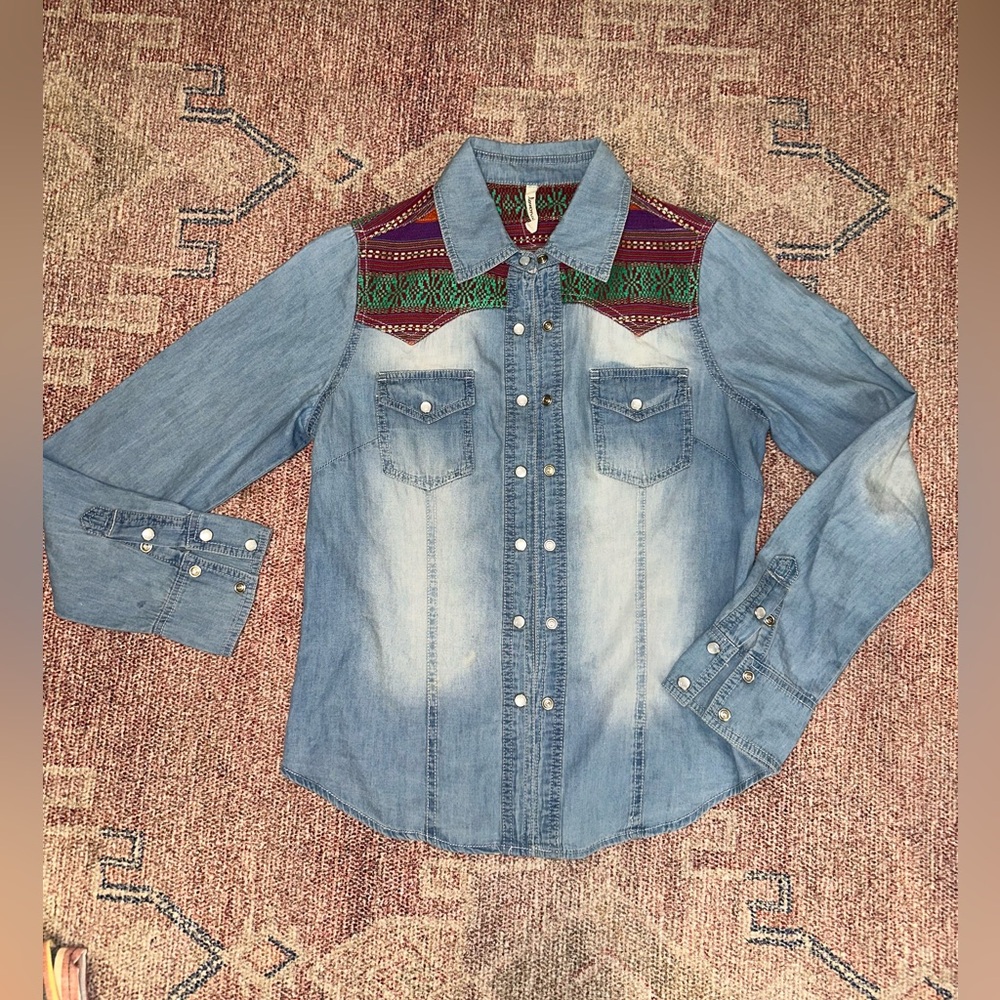 Love marks pearl button down western style lightweight 💯 cotton denim shirt